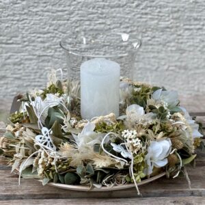 Trockenblumenkranz mit Windlicht